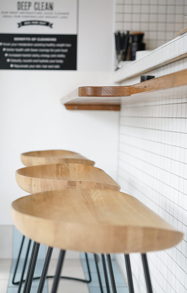 sgabelli moderni con sedute in legno